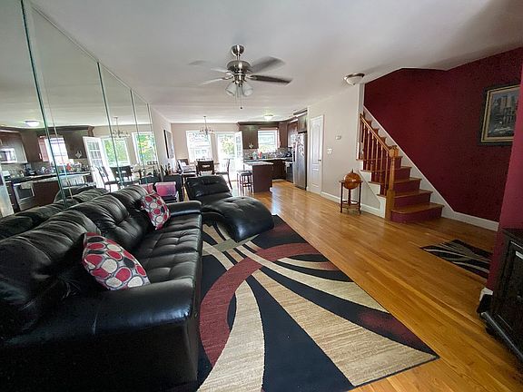 2nd Flr Large living area 