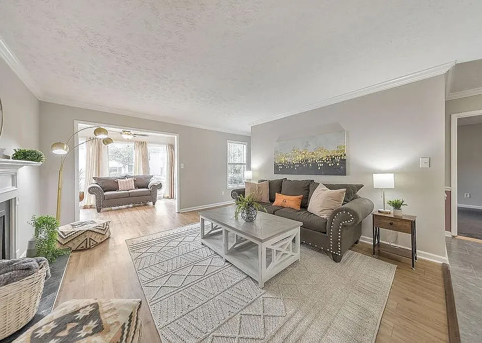 906 Augusta Dr SE #2