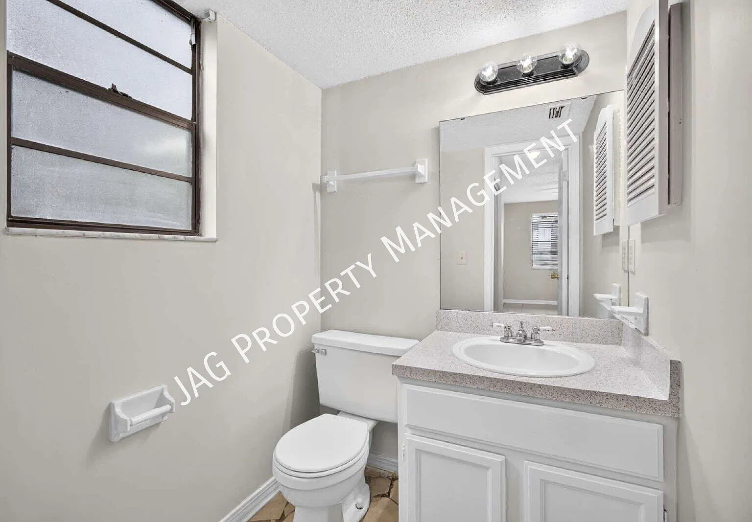 "Charming 2-Bedroom Retreat in Orange Park" — Photo 3