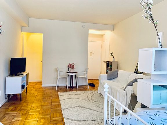 5th image of 240 E 46th St APT 10B
