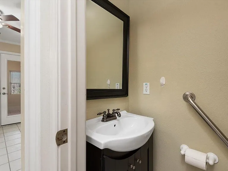 14151 Buckingham Ln — Photo 25