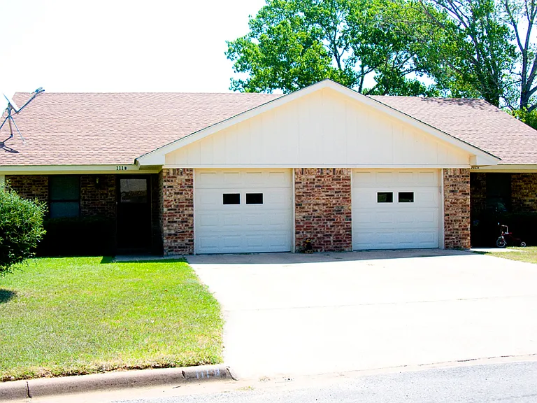 111A Willow Ln — Photo 1