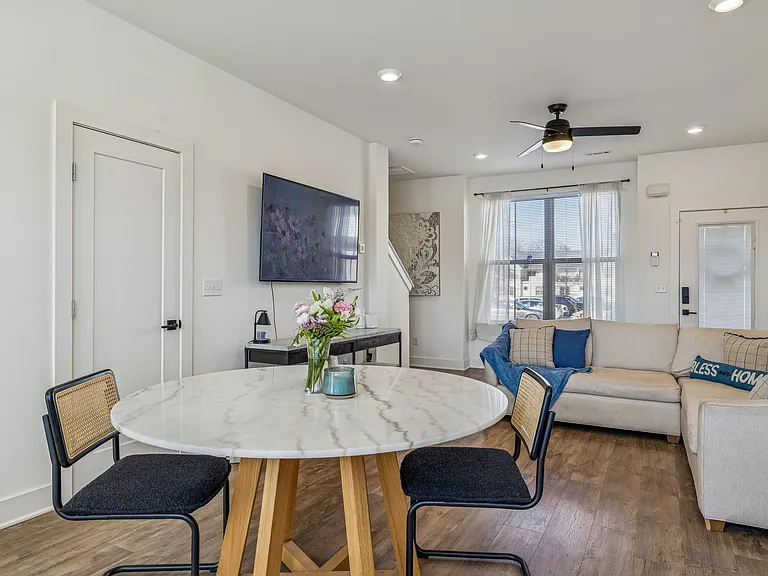 100 Thompson Ln #6 — Photo 10