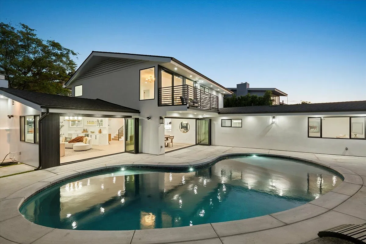 15655 Castlewoods Dr, Sherman Oaks, CA 91403 — Photo 1
