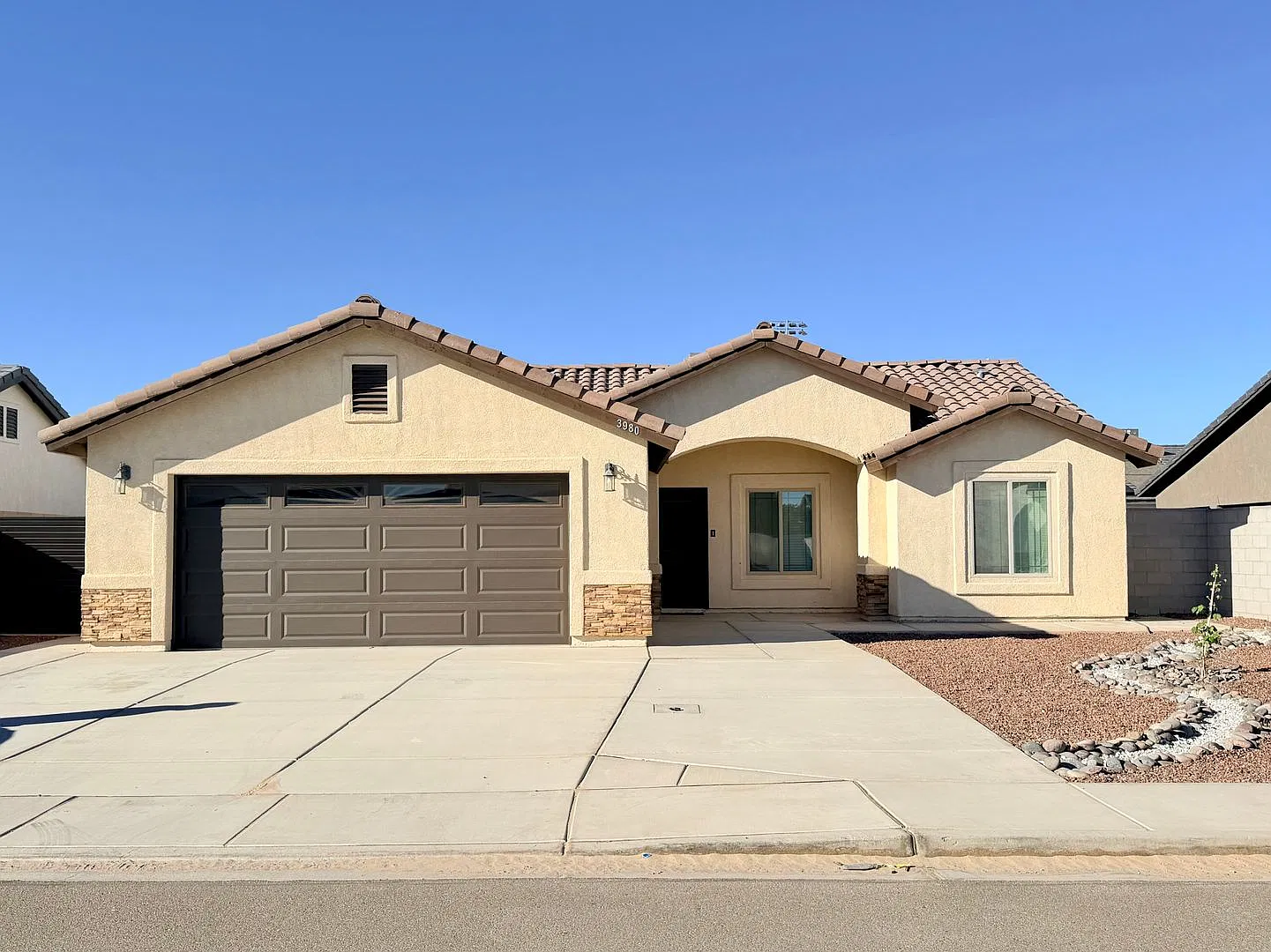 3 Bedroom Split Floor Plan with 2 bathrooms en San Luis AZ. Lista para rentar. — Photo 1