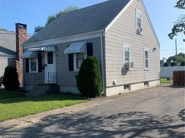 121 Blackburn St, Pawtucket, RI 02861