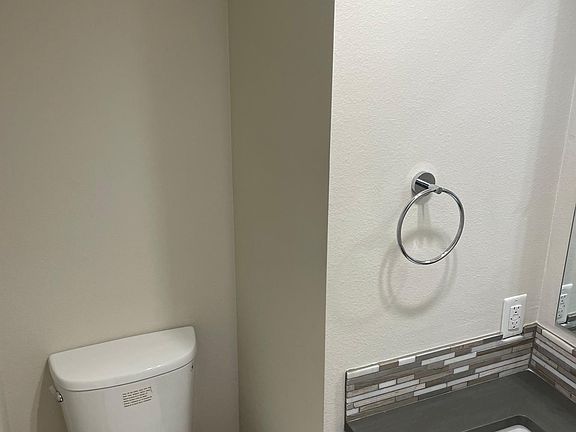 5th image of 202-1615 43rd Ave E #202
