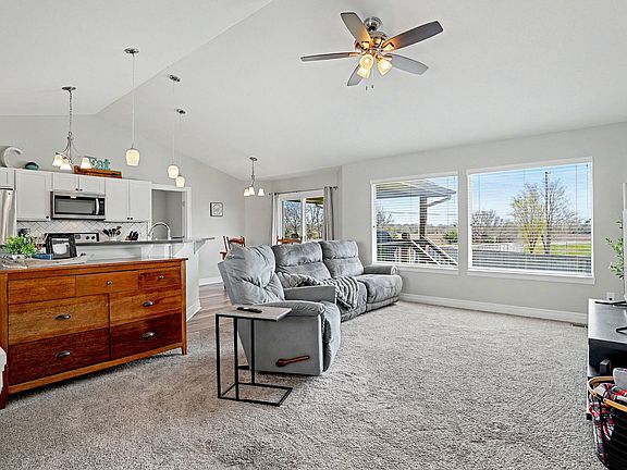 3rd image of 113 W Meadowsweet Ct