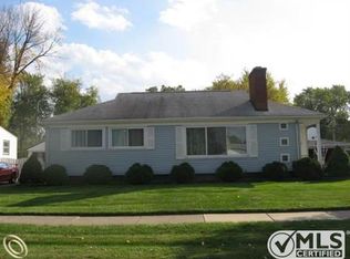 21716 Cedar St, Saint Clair Shores, MI 48081