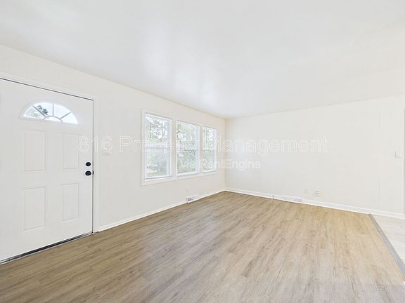 4th image of 11018 Booth Ave