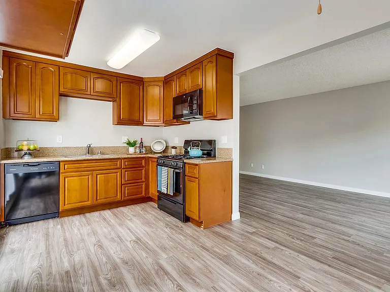 Le Mar Apartments — Photo 9