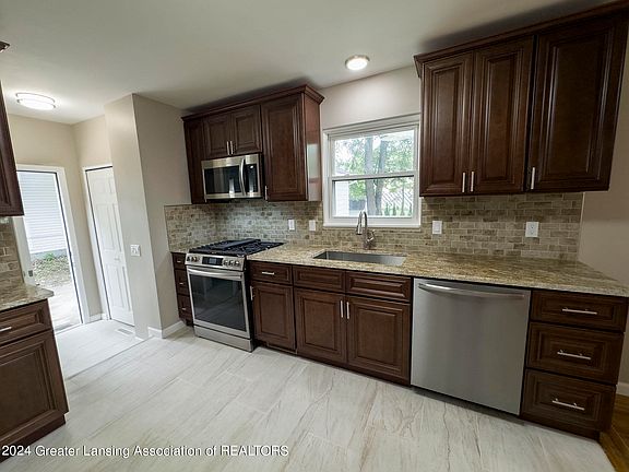 4th image of 2715 Darien Dr