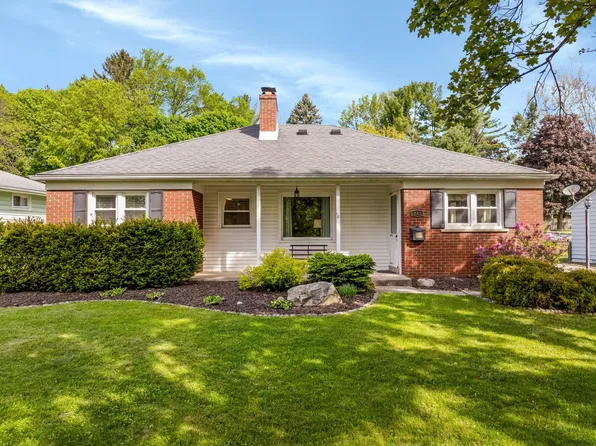 212 W McKay St, Saline, MI 48176