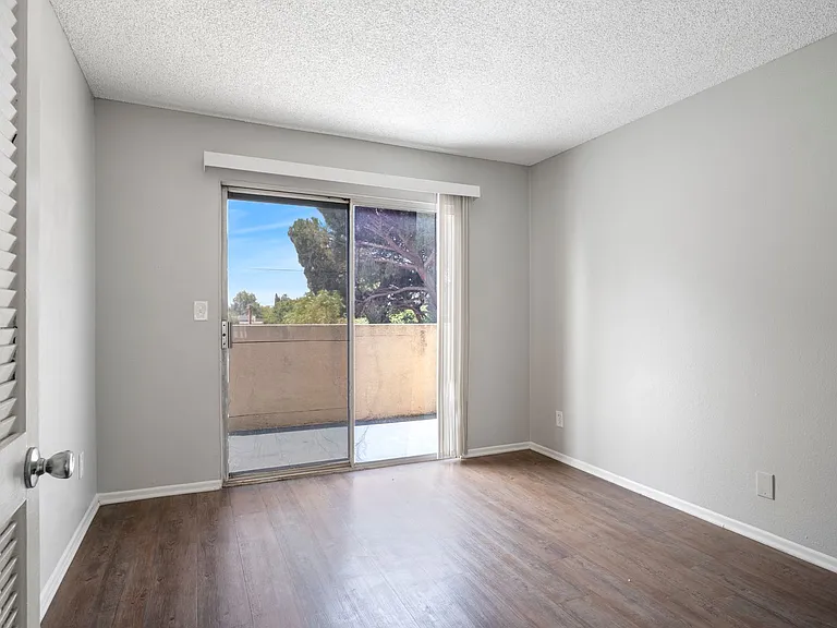 Dresser Complex — Photo 12