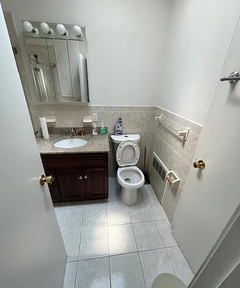 Main floor full bathroom