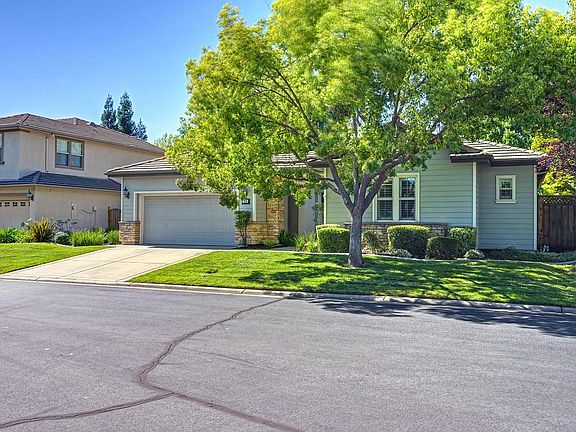 2nd image of 208 Soaring Hawk Pl