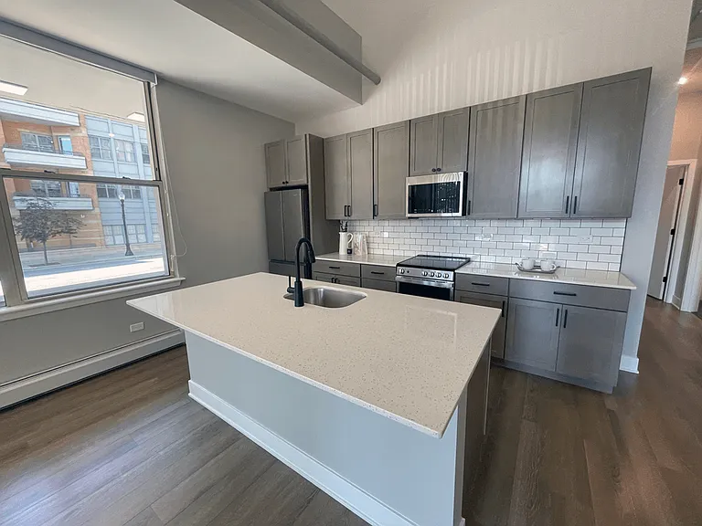 The Bryn - 5600 N Sheridan Rd — Photo 30
