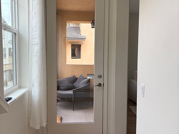 Balcon with screen door