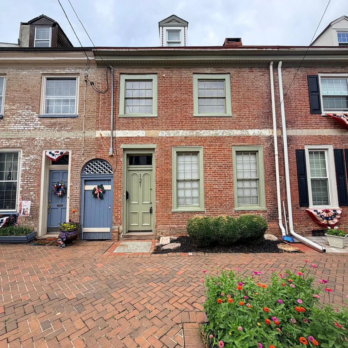 4 bed, 2.5 bath, $3,000 — Photo 1