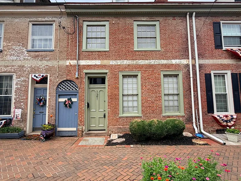 121 E Union St — Photo 1