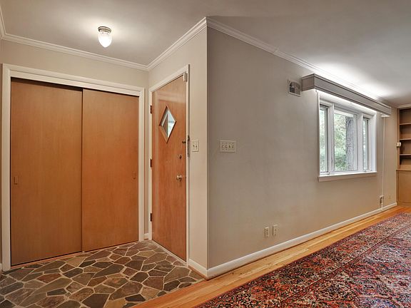4th image of 539 Yaronia Dr N