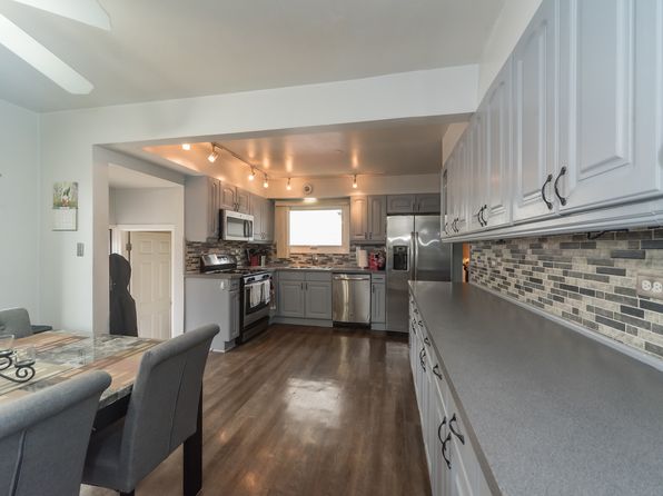 8212 N Ozanam Ave, Niles, IL 60714