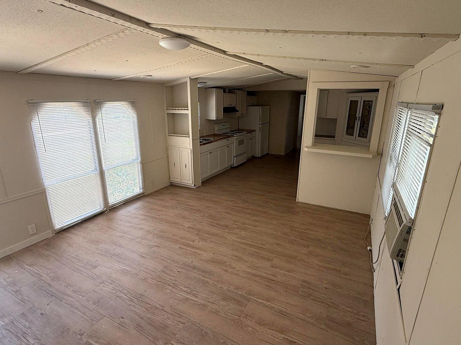 3 bed, 2.0 bath, 1000 sqft, $1,960 — Photo 2