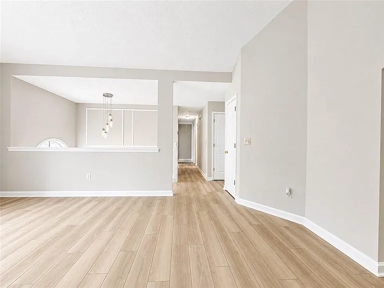 1400 Chalet Cir — Photo 5