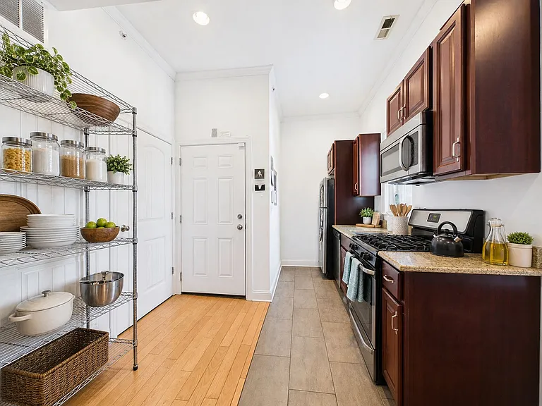 1621 Green Street — Photo 10