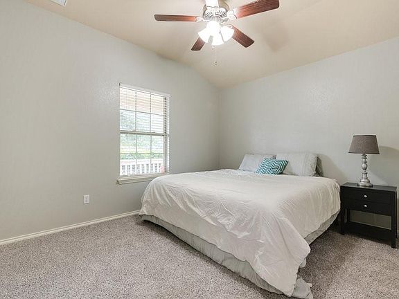 4th image of 2572 Saint James Pl