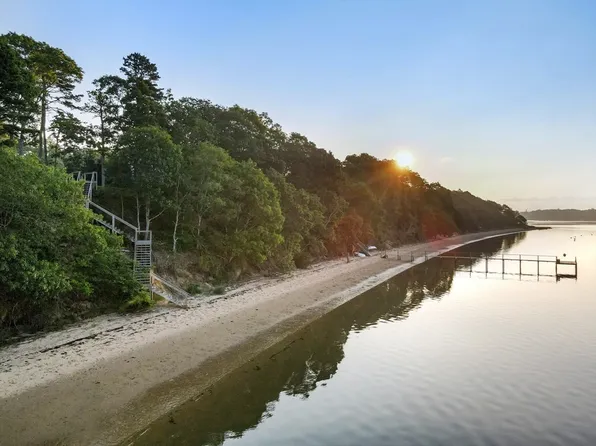 135 Putnam Ave, Barnstable, MA 02635