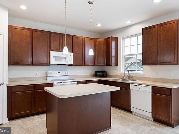 4th image of 413 Janets Way