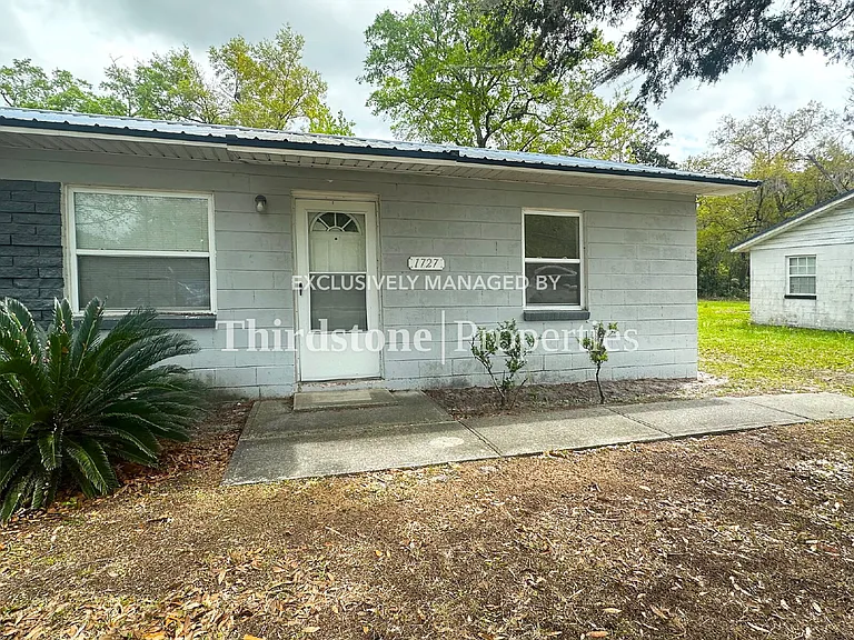 1727 Lindsey Rd — Photo 1