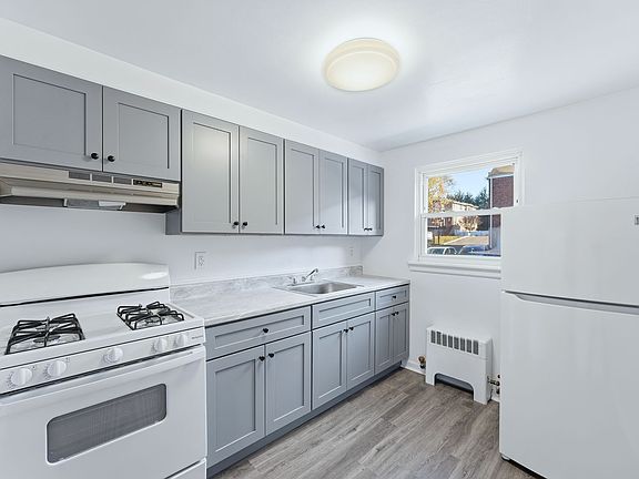 4th image of 440 Lawn Ave #17