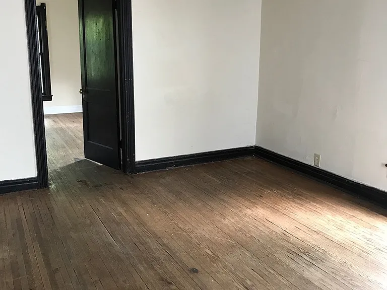 424 E 6th St — Photo 25