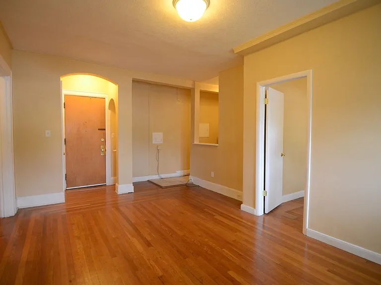 Historical Apartments l Oak St — Photo 4