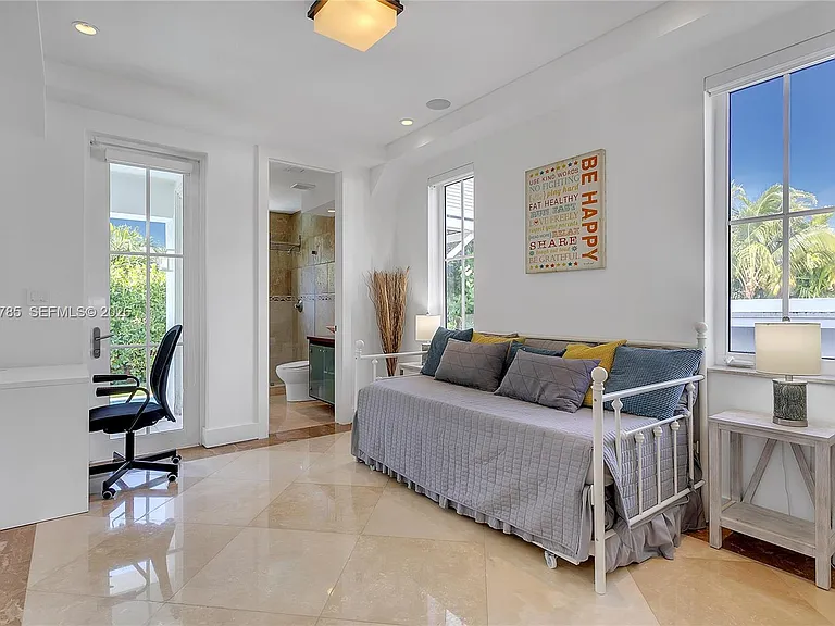 350 Redwood Ln — Photo 6