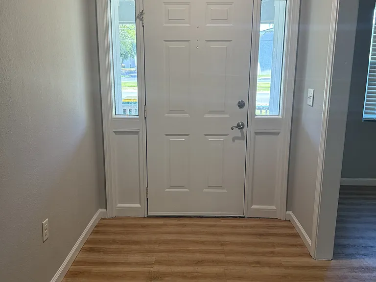 700 Mayflower Ave — Photo 2