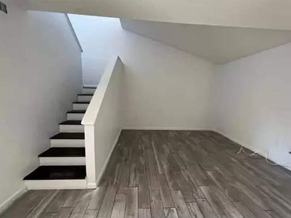 5th image of 140 Scottsdale Sq