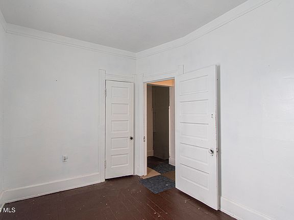 5th image of 2422 Lawrence Ave
