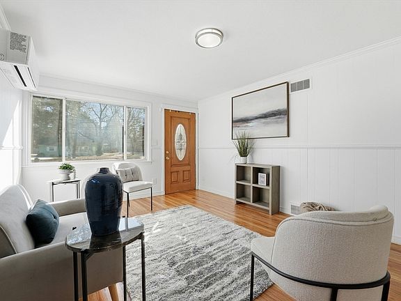 5th image of 744 Bradley Rd