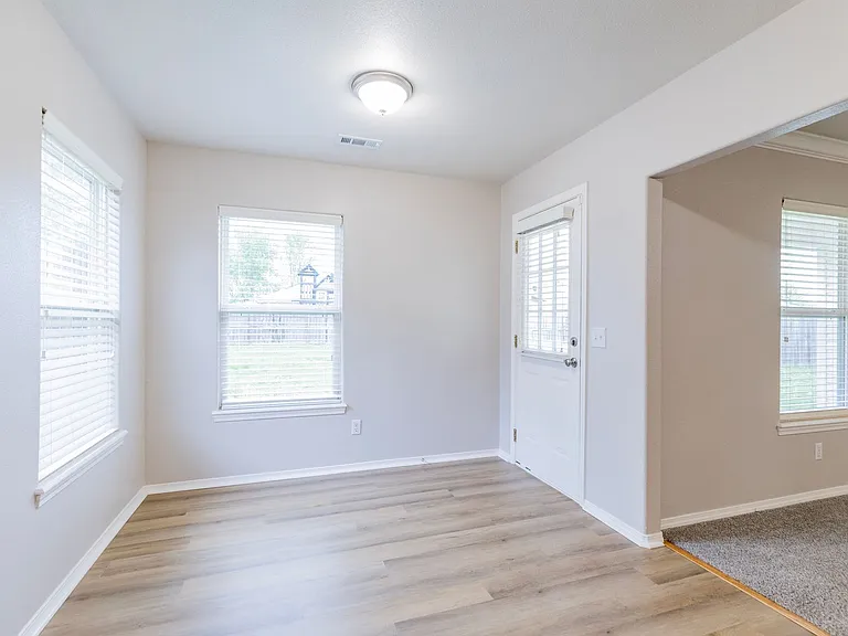 6206 SW Meadow Well Ave — Photo 8