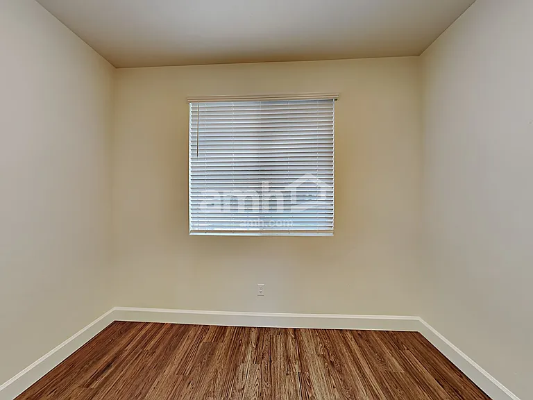 981 N Barkvine Ave — Photo 13
