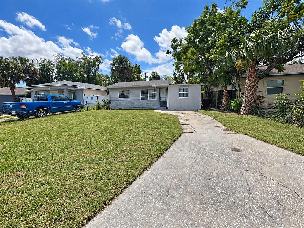 3 bed, 2.0 bath, 955 sqft, $2,050 — Photo 2