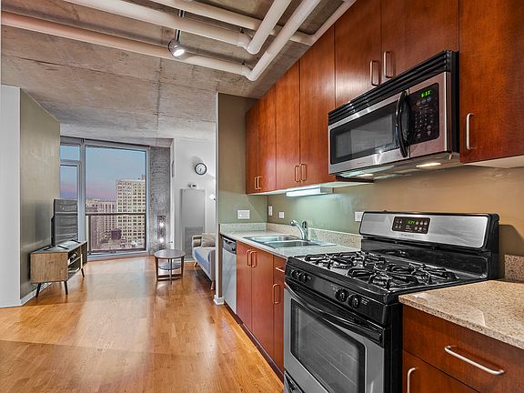 5th image of 611 S Wells St APT 1810