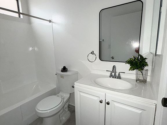 5th image of 13071 San Fernando Rd #2