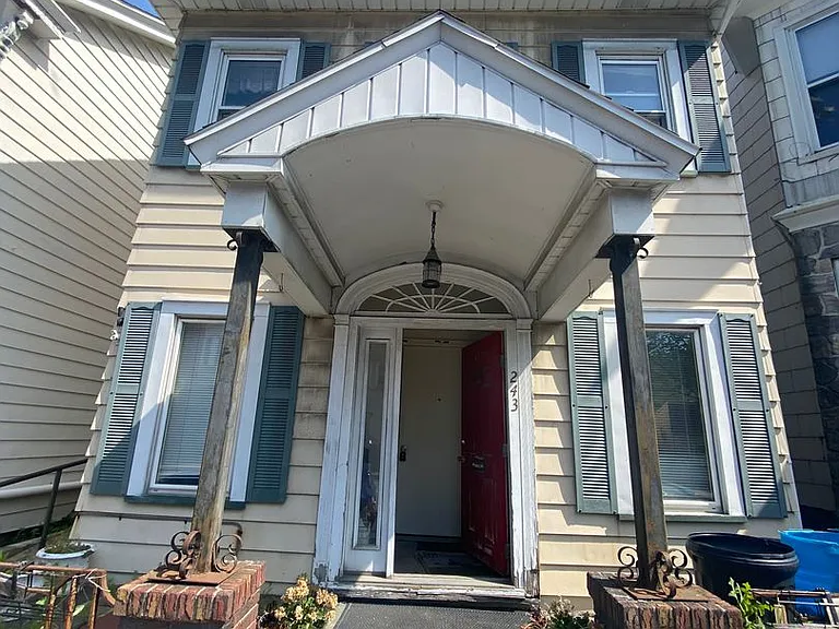 243 E Broad St — Photo 1