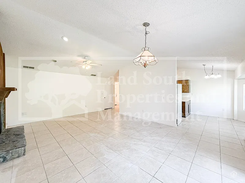 3 bed, 2.0 bath, 1405 sqft, $1,900 — Photo 4