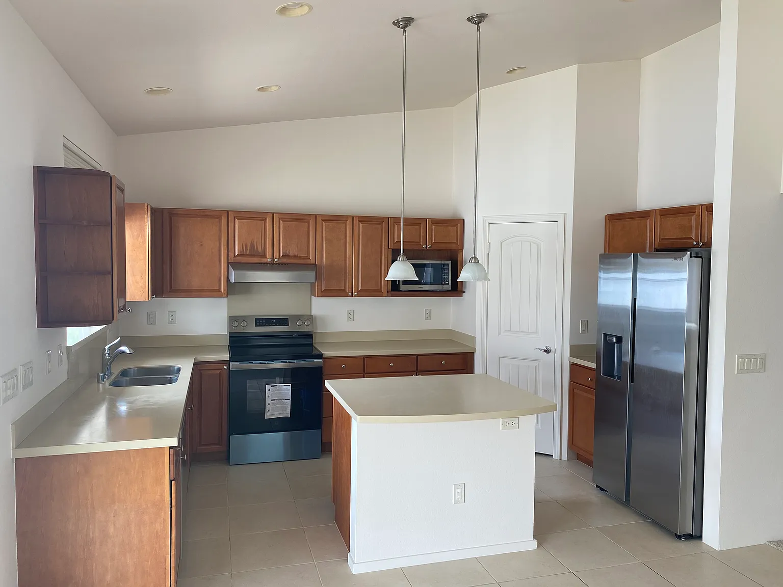 3 bed, 1832 sqft, $4,400 — Photo 3