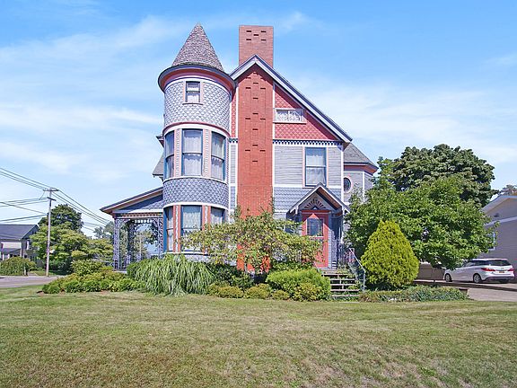 2nd image of 701 E Ludington Ave